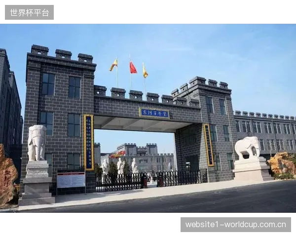 独特的跨国办赛模式将带来前所未有的文化碰撞，主场氛围可能因城市和社群的不同而呈现巨大差异。
